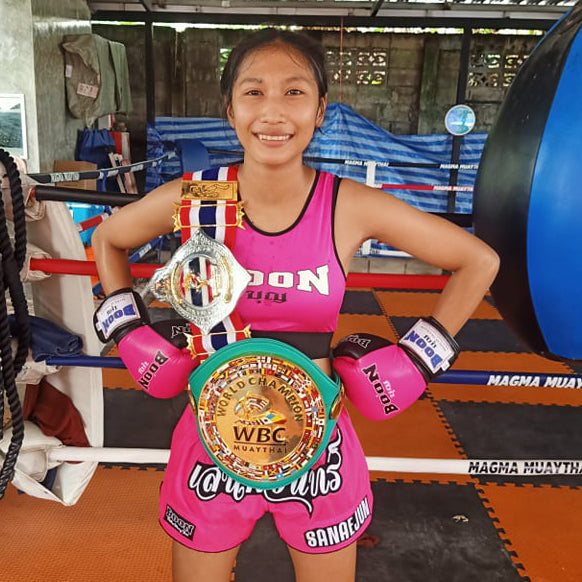 FIRST FEMALE LUMPINI FIGHT & BELT